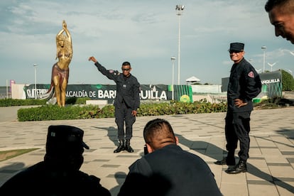Un grupo de militares se toma fotos con la escultura de Shakira.