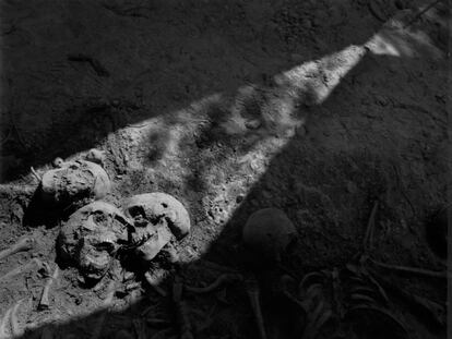 Villamayor de los Montes (Burgos), 2004. Exhumación de los restos de 46 personas que fueron excarceladas de la prisión provincial de Burgos el 24 de septiembre de 1936, asesinadas y enterradas en las inmediaciones de la carretera de Madrid.