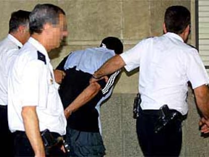 El sospechoso del asesinato de Torreblanca, ayer, a la salida de los juzgados de Sevilla.