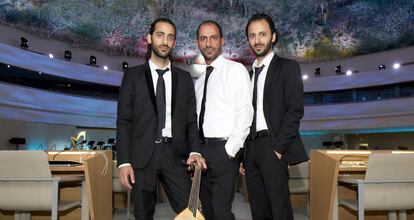 De izquierda a derecha, Adnan, Samir y Wissam en la sede de la ONU en Ginebra, donde ofrecieron un concierto por los derechos humanos.