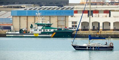 El barco de la Guardia Civil 'Río Arlanza', atracado en un muelle del puerto de Cádiz, este martes. 