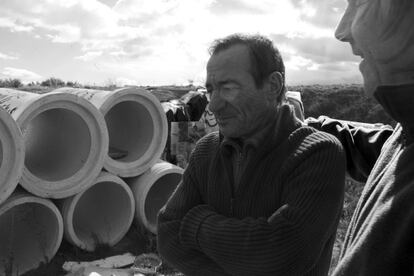 Julián vive en un descampado dentro de tubos de hormigón, sobrantes de una obra de tren paralizada. Tapando una de los lados consigue habitáculos bastante aislados aunque su forma solo le permite introducirse tumbado, los utiliza para dormir.