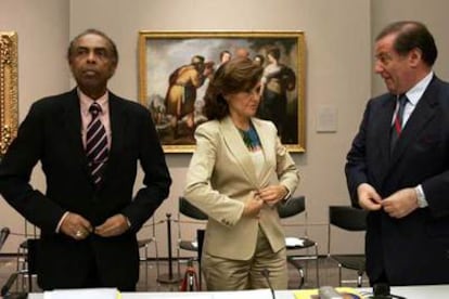 De izquierda a derecha, Gilberto Gil, Carmen Calvo y el embajador de Francia en España, Claude Blanchemaison, ayer en el Museo del Prado.