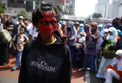 Un joven musulmán indonesio participa en una protesta contra el desalojo de los partidarios de Morsi por parte del Gobierno interino. Los Hermanos Musulmanes han reafirmado su voluntad de oponerse a los militares y al golpe de Estado y han asegurado que lo harán de manera "pacífica".