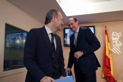 El presidente de la Generalitat, Alberto Fabra, y el hasta ayer consejero de Economía, Enrique Verdeguer, en la rueda de prensa.