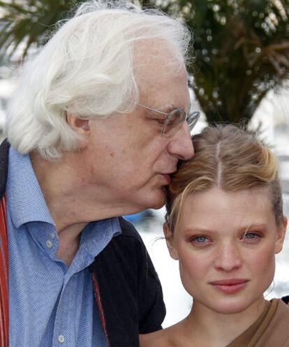Bertrand Tavernier besa a la actriz Melanie Thierry en Cannes.