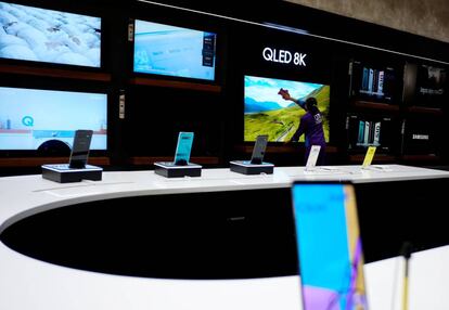 A worker cleans a TV screen at the Samsung store in La Paz