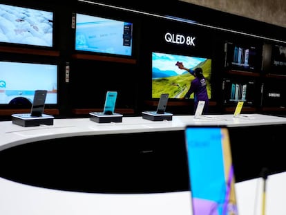 A worker cleans a TV screen at the Samsung store in La Paz