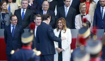 El presidente del Gobierno, Mariano Rajoy conversa con la presidenta de la Comunidad andaluza, Susana Díaz.