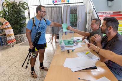 Un ciudadano, con caña de pescar, ejerce su derecho al voto en el colegio electoral CEIP Santa Teresa de Cádiz.