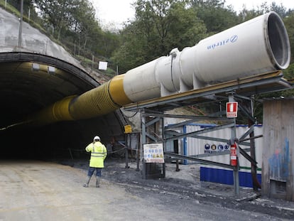 Obras de un túnel en Beasain (Gipuzkoa), por donde discurrirá el tren de alta velocidad de Euskadi.