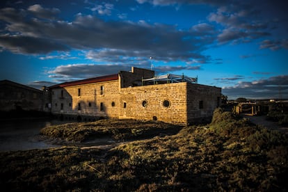 El molino de mareas El Caño, del siglo XIX, en el Puerto de Santa María, es la sede de Aponiente. Imagen cedida por Montagud Editores, incluida en la obra 'Aponiente', de Ángel León. 