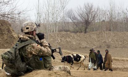 Soldados de la OTAN, de patrulla en Afganistán.