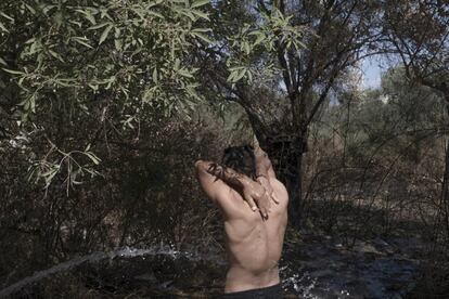 Un joven se lava frente al campamento de Moria. El difícil acceso a fuentes de agua corriente obstaculiza la higiene personal y facilita la propagación de infecciones.