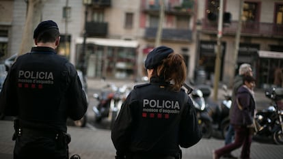 Una pareja de agentes de los Mossos d'Esquadra en una imagen de archivo.