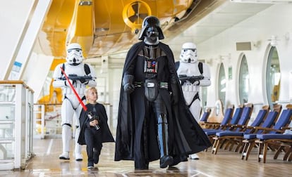 Un niño con una espada láser junto a Darth Vader y dos soldados clones de 'La guerra de las galaxias' en un crucero de Disney.