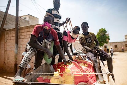 Una familia se lleva productos de primera necesidad durante el reparto de comida puesto en marcha por el Gobierno senegalés, el pasado martes en Dakar.