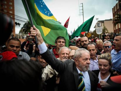 Lula chega para depor.