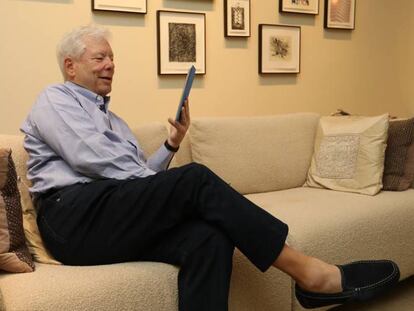 Richard Thaler, en su casa de Chicago, tras ganar el Premio Nobel de Econom&iacute;a 2017