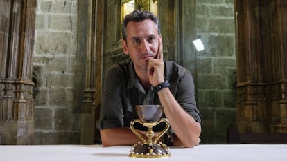 Lorenzo Fdez Bueno con el grial.