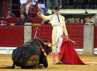 Jesulín contempla la muerte de <i>Estafador,</i> el último toro que lidió ayer en Zaragoza.
