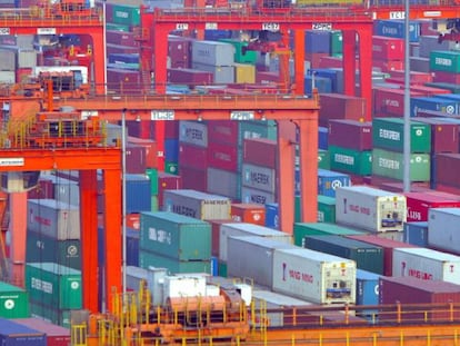 Cientos de contenedores en el puerto chino de Yantian.