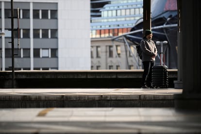 Un turista de Praga espera en la estación central de Colonia, vacía durante la huelga nacional convocada por el sindicato alemán Verdi por una disputa salarial en Alemania, este lunes.
