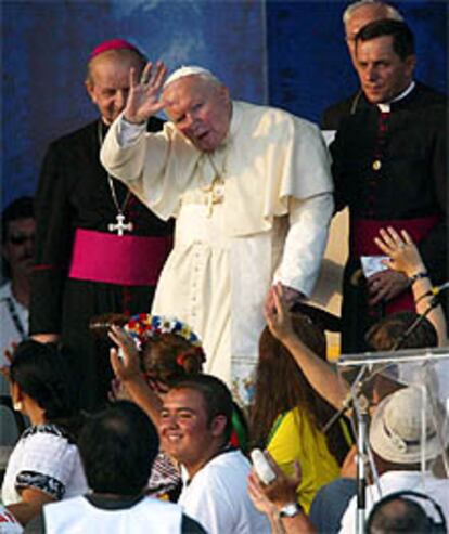 El Papa saluda a los jóvenes en el <i>Downsview Park</i> de Toronto.