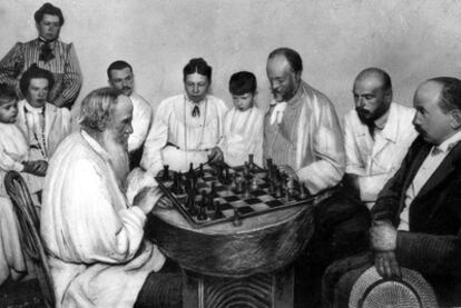 León Tolstói (1828-1910) juega al ajedrez con su yerno Mijail Segeievitch, rodeado por su mujer, sus dos hijos y otros miembros de la familia