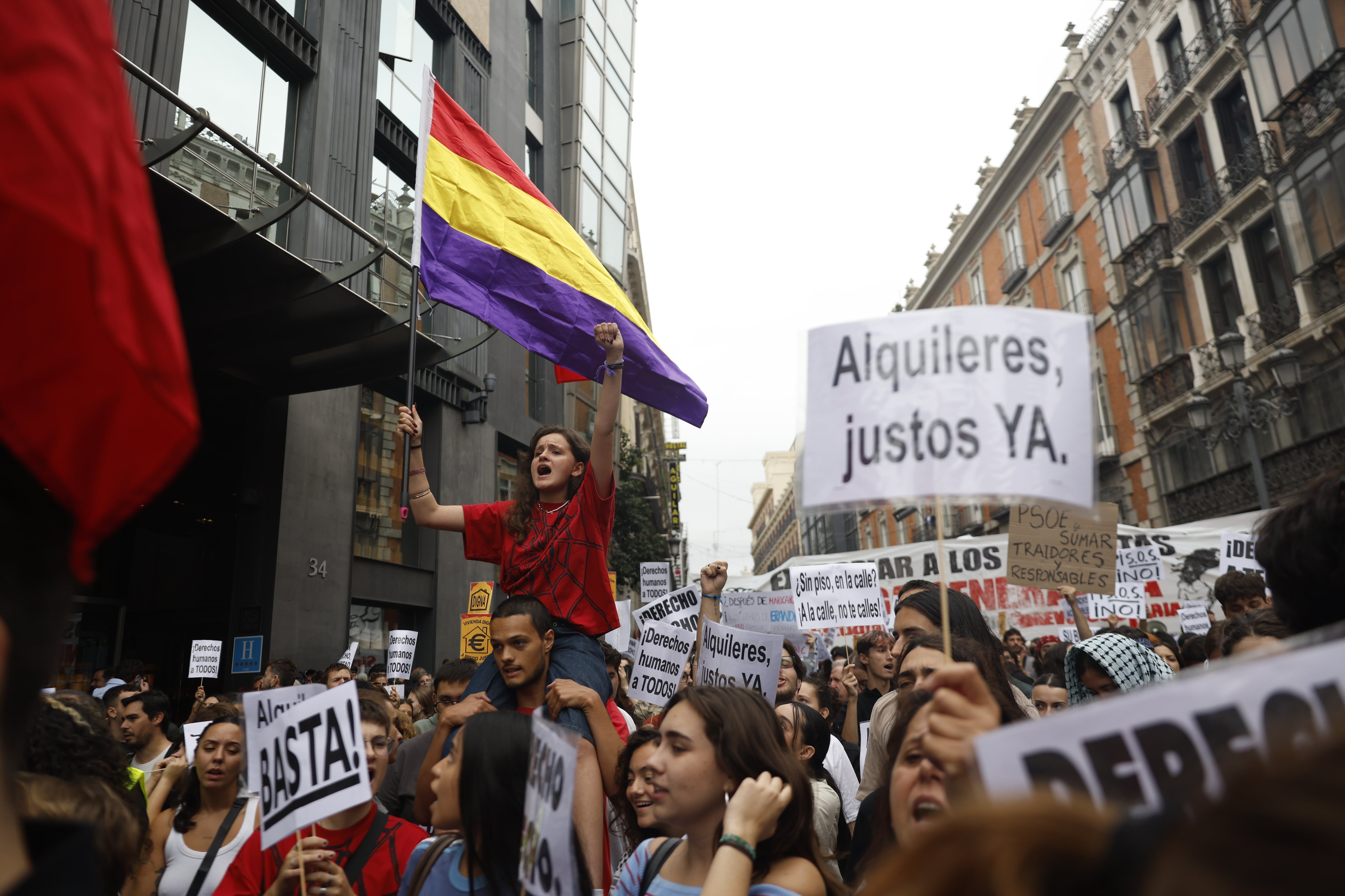 Cientos de personas se manifiestan en las inmediaciones del Congreso, este viernes.