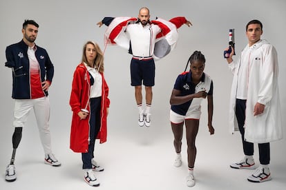 97 años después de que se alzara con la medalla de bronce en el torneo de dobles de los Juegos de París, René Lacoste vuelve a representar a Francia en la mayor competición deportiva del mundo. La firma del cocodrilo viste a la delegación gala en Tokio con una colección que rinde homenaje al país organizador con referencias a los kimonos y a los colores de su bandera, pero en la que el impermeable oversize tricolor es la indiscutible estrella.