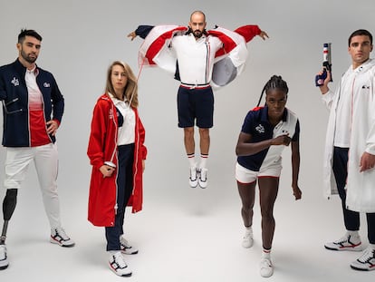 97 años después de que se alzara con la medalla de bronce en el torneo de dobles de los Juegos de París, René Lacoste vuelve a representar a Francia en la mayor competición deportiva del mundo. La firma del cocodrilo viste a la delegación gala en Tokio con una colección que rinde homenaje al país organizador con referencias a los kimonos y a los colores de su bandera, pero en la que el impermeable oversize tricolor es la indiscutible estrella.