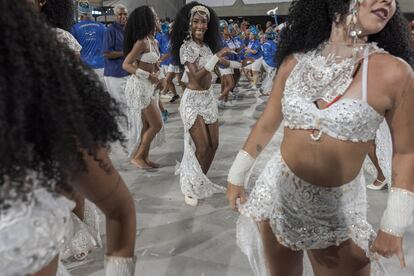 Además de afinar los instrumentos hay que ensayar el canto, uno de los requisitos que serán evaluados por el jurado del gran concurso, en el que durante los dos días grandes de Carnaval compiten 27 agrupaciones. En la imagen, integrnates de la escuela durante el ensayo técnico.