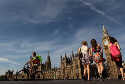 Paseantes en el puente de Westminster con los edificios de estilo neogótico (de los arquitectos Charles Barry y Augustus Pugin) donde se reúnen las dos cámaras del Parlamento del Reino Unido al fondo.
Dan Kitwood