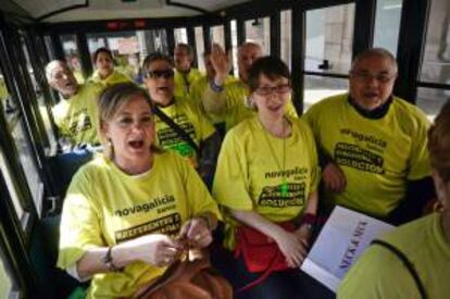 Medio centenar de afectados por participaciones preferentes y deuda subordinada de la provincia de Ourense se han subido esta mañana al tren turístico de la ciudad para llevar por las calles ourensanas su protesta y hacer participes a vecinos y visitantes.