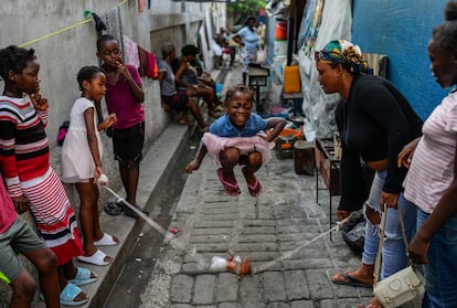 Una niña juega a saltar la cuerda en una escuela que alberga a residentes desplazados por la violencia en Puerto Príncipe, Haití, el 15 de mayo de 2024. 