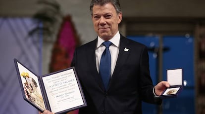 Juan Manuel Santos recebe o prêmio Nobel da Paz.