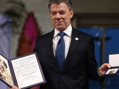 Juan Manuel Santos recebe o prêmio Nobel da Paz.