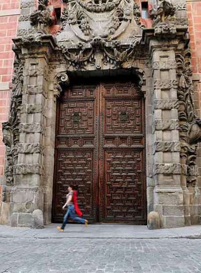 "¡Vamos, riégueme! ¡No se corte!", dice Carmen Maura, junto a la puerta del Cuartel del Conde-Duque, en <i>La ley del deseo</i>.