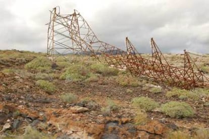 Una torre de alta tensión derribada por la tormenta en Güímar.