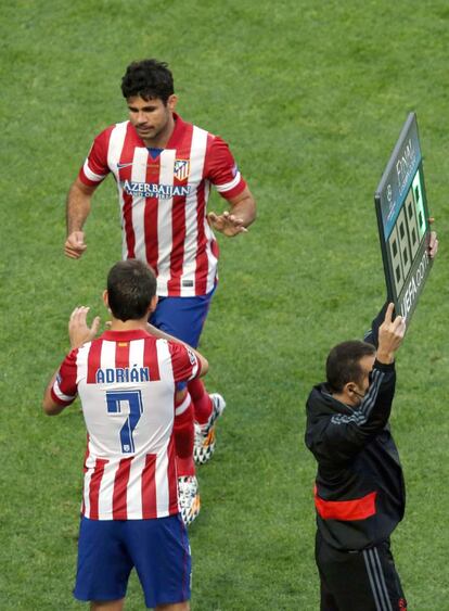 Diego Costa (arriba) abandona el terreno de juego y es sustituido por Adrian Alvarez. 