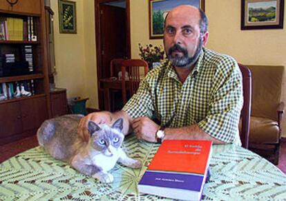 José Alcántara, junto a su libro.