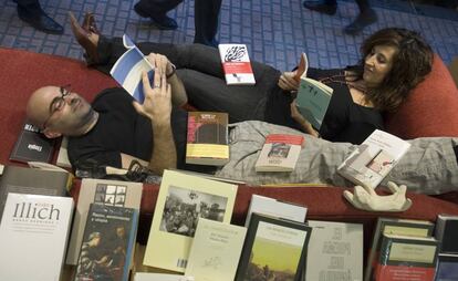 Félix González y Eva Cosculluela, dueños de la librería Los Portadores de Sueños en Zaragoza.