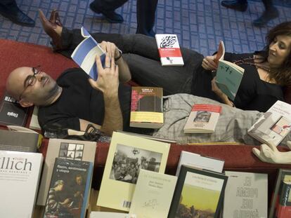 Félix González y Eva Cosculluela, dueños de la librería Los Portadores de Sueños en Zaragoza.