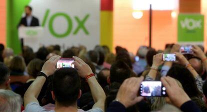 A crowd listens to Vox leaders speaking in Torrejón de Ardoz on Sunday.