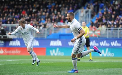 Karim Benzema, celebrar el primer gol del equipo blanco.