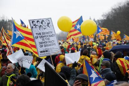 Una pancarta en defensa dels exconsellers que estan o han estat a la presó.