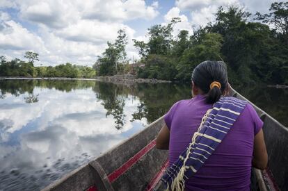 Indio wayana en una canoa.