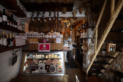 El interior como de colmado de Can Gourmet, Ibiza. 