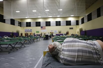 Una persona evacuada de su hogar descansa en un centro habilitado para afectados por el paso del huracán Dorian en Stuart, Florida.
